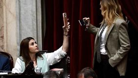 Marcela Pagano y Lilia Lemoine: duelo de celulares. 