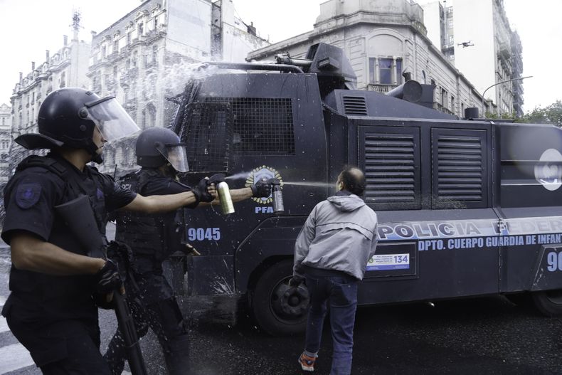 Incidentes frente al Congreso: la policía reprime a los jubilados