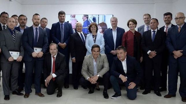 bullrich se va con premios y brindis con la embajada, la dea y el fbi