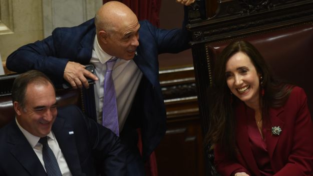 Victoria Villarruel, con Bartolomé Abdala (presidente provisional), quien no quiere ser desplazado por Patricia Bullrich. Victoria Villarruel, con Bartolomé Abdala (presidente provisional), quien no quiere ser desplazado por Patricia Bullrich.