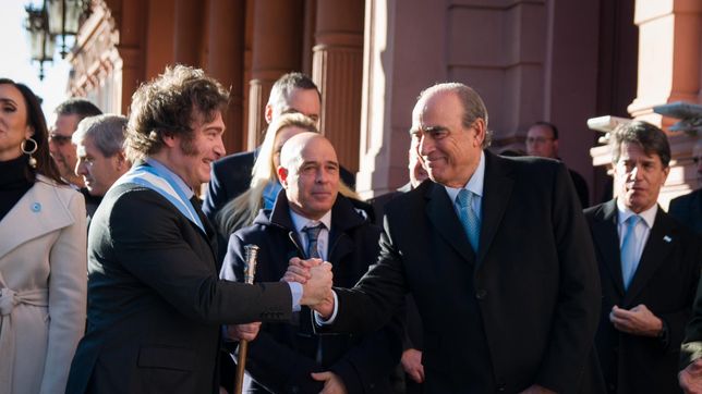 Nicolás Posse, detrás del saludo de Javier Milei y Guillermo Francos.