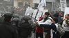 Era Javier Milei: movimientos sociales y piqueteros marcharon por el Puente Avellaneda y fueron reprimidos por la Policía.&nbsp;