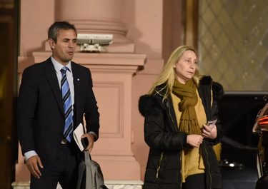 Martín Menem con Karina Milei. 