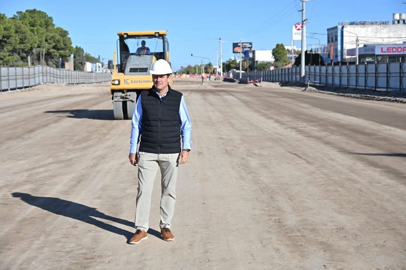 Mariano Gaido, intendente de Neuquén, este miércoles, en la obra de la Gran Avenida: gestión y construcción política.