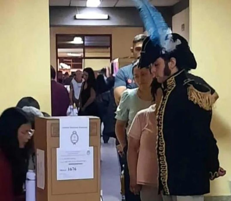 Un joven disfrazado de San Martín se tomó muy en serio su voto patriótico en Villa la Angostura, Neuquén.