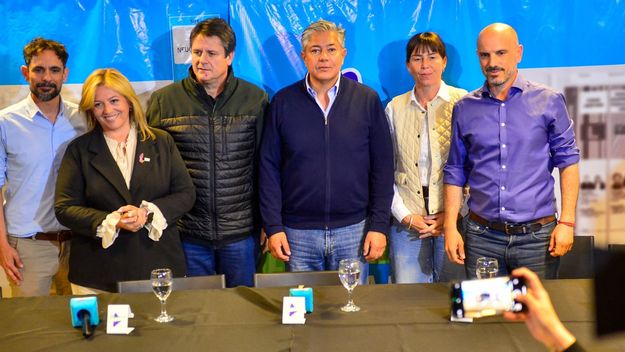En el bunker, y después de reconocer la derrota, Mariano Gaido y Rolando Figueroa junto a Julieta Corroza, Juan Ousset, Karina Maureira y Joaquín Perrén, las caras de la campaña de La Neuquinidad.  En el bunker, y después de reconocer la derrota, Mariano Gaido y Rolando Figueroa junto a Julieta Corroza, Juan Ousset, Karina Maureira y Joaquín Perrén, las caras de la campaña de La Neuquinidad.