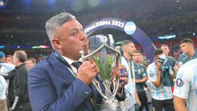 Tapia selló la paz digital: doble marca cripto para la Selección