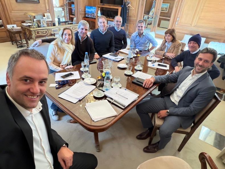 Manuel Adorni y la mesa política de la Casa Rosada.