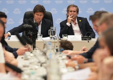 Lisandro Almirón y Bertie Benegas Lynch, diputados de La Libertad Avanza, el bloque de Javier Milei, durante el debate de la reforma laboral.&nbsp;