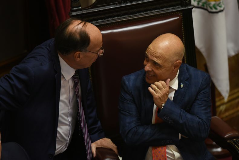 Bartolomé Abdala (La Libertad Avanza) habla con Pablo Blanco (UCR).&nbsp;