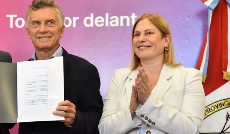 Mauricio Macri con Gisela Scaglia, la presidenta del PRO de Santa Fe, en una de sus últimas visitas.