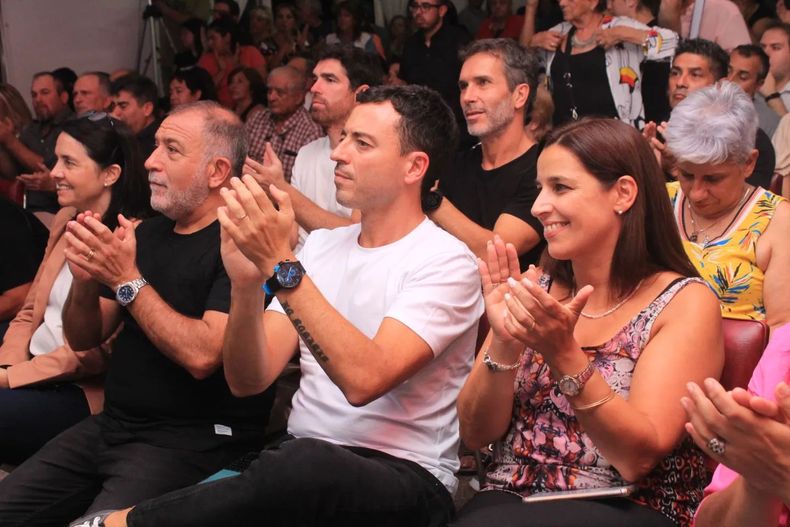 Rodrigo de Loredo y Soledad Carrizo, diputados por la UCR de Córdoba, junto a Luis Juez