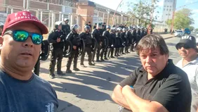 El momento previo al despeje del acceso del puerto de Concepción del Uruguay, en manos de las fuerzas de seguridad.