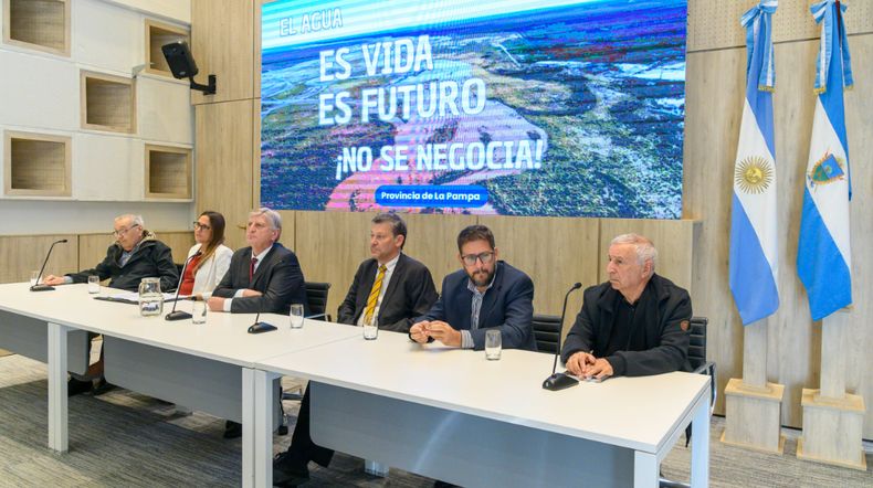 El anuncio pampeano del amparo colectivo ambiental: Oscar G&oacute;mez (Fundaci&oacute;n Chadileuv&uacute;), fiscal de Estado Romina Schmidt, gobernador Sergio Ziliotto, rector Oscar Alpa, diputado Hern&aacute;n P&eacute;rez Araujo y Roberto Rodr&iacute;guez (Asamblea por los R&iacute;os).