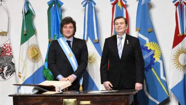 Javier Milei y Gerardo Zamora durante la firma del Pacto de Mayo. 