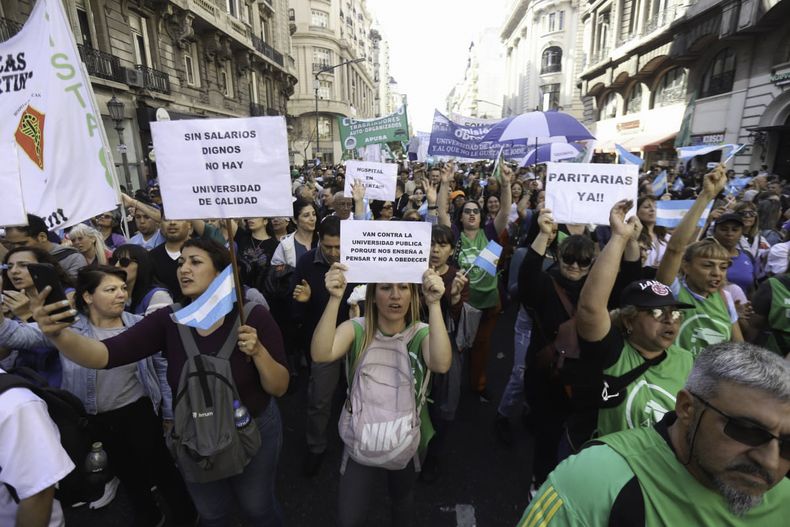 La comunidad universitaria, la oposición y los sindicatos marchan contra el veto presidencial al financiamiento educativo y por una recomposición salarial (Foto: NA)