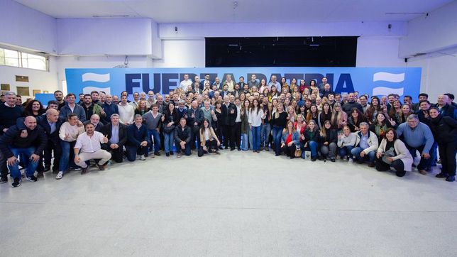 Jorge Taiana y Axel Kicillof en un acto de Fuerza Patria 