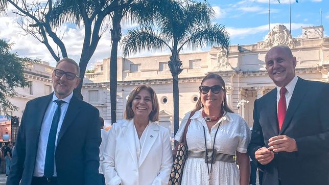 El exgobernador de Santa Fe, Omar Perotti, junto a sus pares del bloque Hacemos Santa Fe, una de las tribus del peronismo en la provincia.