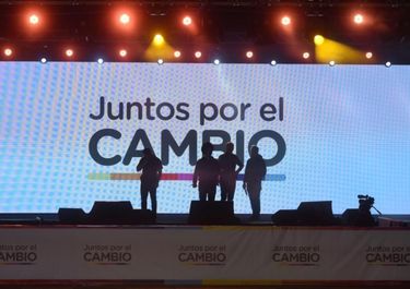 Tensa calma y arenga para los fiscales en un semi vacío búnker del PRO