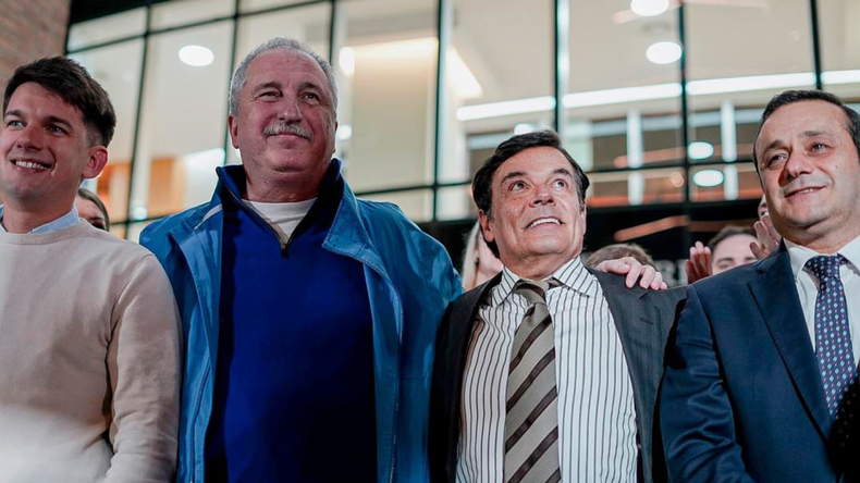La primera plana del rovirisimo: Hugo Passalacqua y Carlos Rovira, en el centro, escoltados por el vicegobernador Lucas Romero Spinelli y el títular de la Cámara de Representantes, Oscar Herrera Ahuad. 