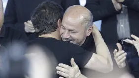 El intendente Mario Secco se abraza con el gobernador Axel Kicillof.