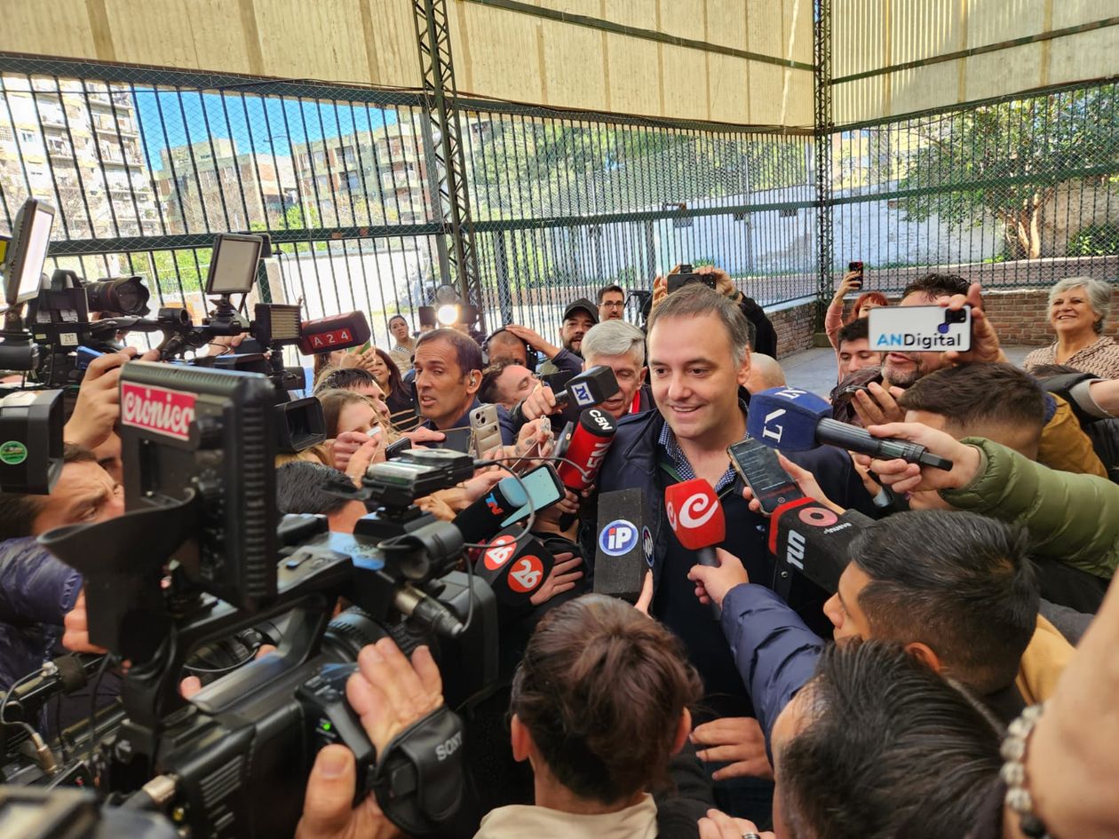 Manuel Adorni, con la prensa tras emitir su voto.