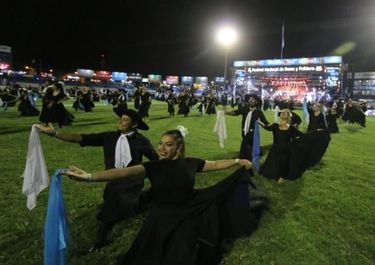 Festival País en la TV Pública: look federal y favores políticos