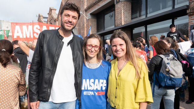 Juan Monteverde y Caren Tepp, concejales de Ciudad Futura, junto a Agustina Gareis, militante del gremio docente AMSAFE en Rosario