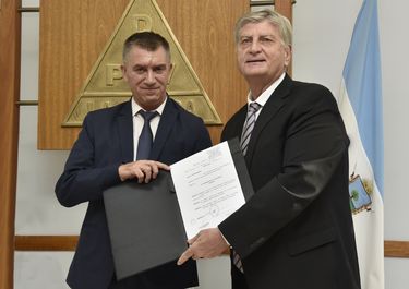 El gobernador de La Pampa Sergio Ziliotto, junto a su ministro de Hacienda Guido Bisterfeld. En la provincia advierten que Javier Milei no mandó ni los fondos comprometidos ante la Corte Suprema.