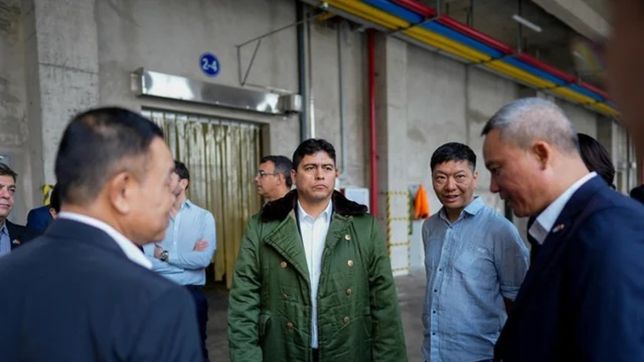 Santa Cruz: Claudio Vidal fue insultado y abucheado en su visita a una planta pesquera
