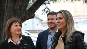 Carolina Losada junto con Patricia Bullrich y su compañero de fórmula Federico Angelini.