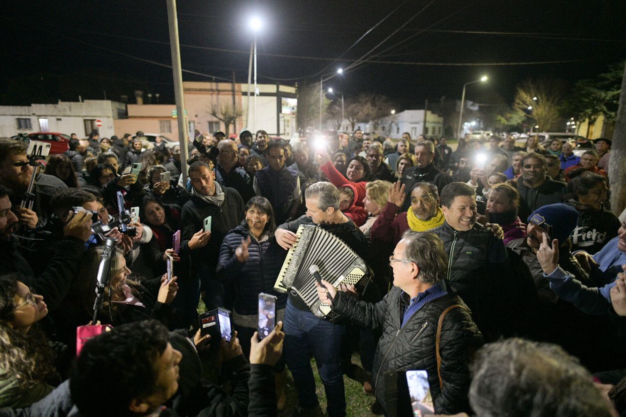 El acordeón de Adán Bahl lo acompaña a todos lados y se convirtió en un ícono de su campaña.