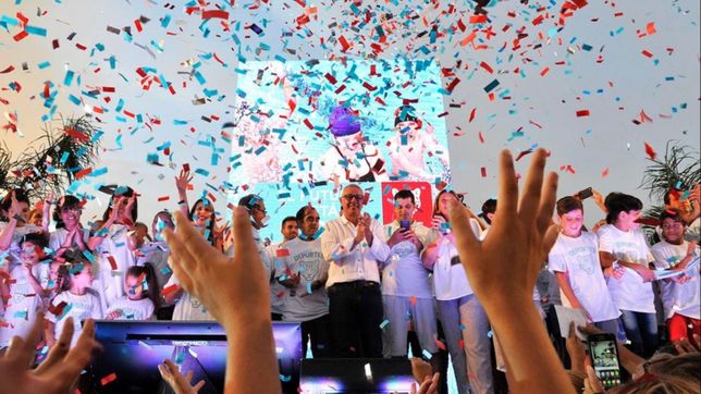zamora inauguro un nuevo polideportivo y apunto a macri por el ajuste al deporte