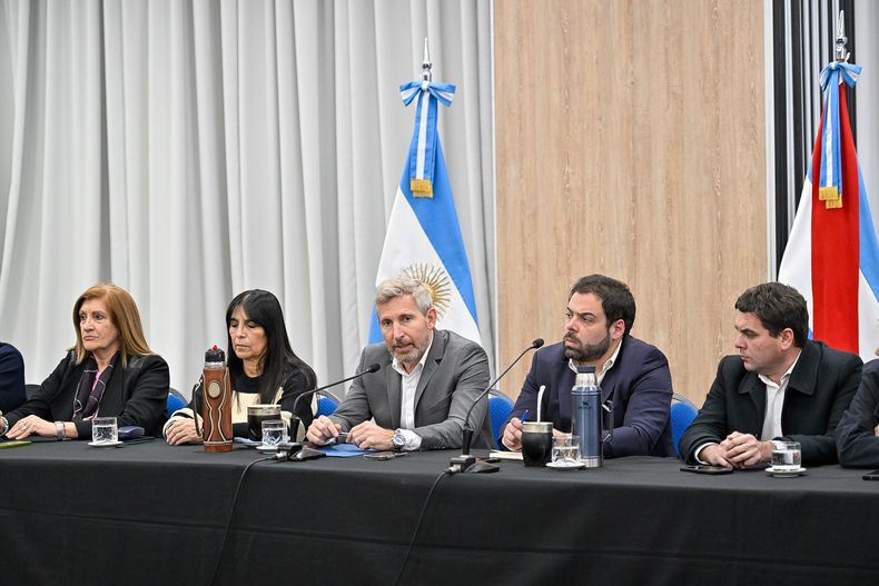 Frigerio junto a la vicegobernadora Alicia Aluani, miembros del gabinete e intendentes e intendentas del peronismo que lo escucharon hablar de la reforma política y electoral que quiere para Entre Ríos. 