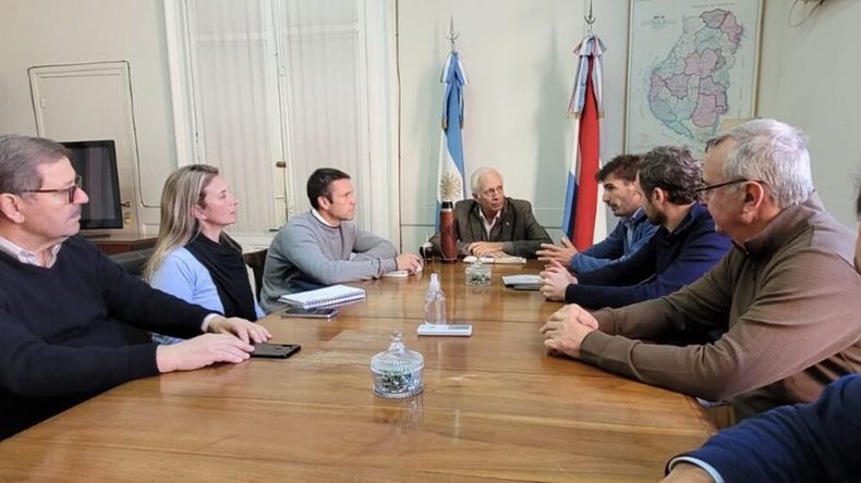 La comisión de la Cámara de Productores Porcinos de Entre Ríos (CAPPER) con el ministro de Producción de Entre Ríos, Guillermo Bernaudo.