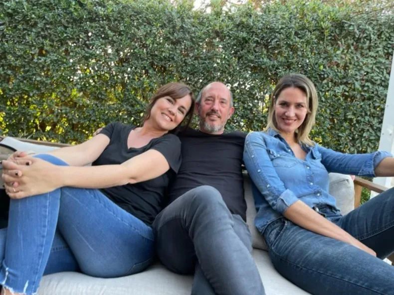 Lucio Guberman junto a Carolina Losada y Anita Martinez, tras el batacazo de 2021
