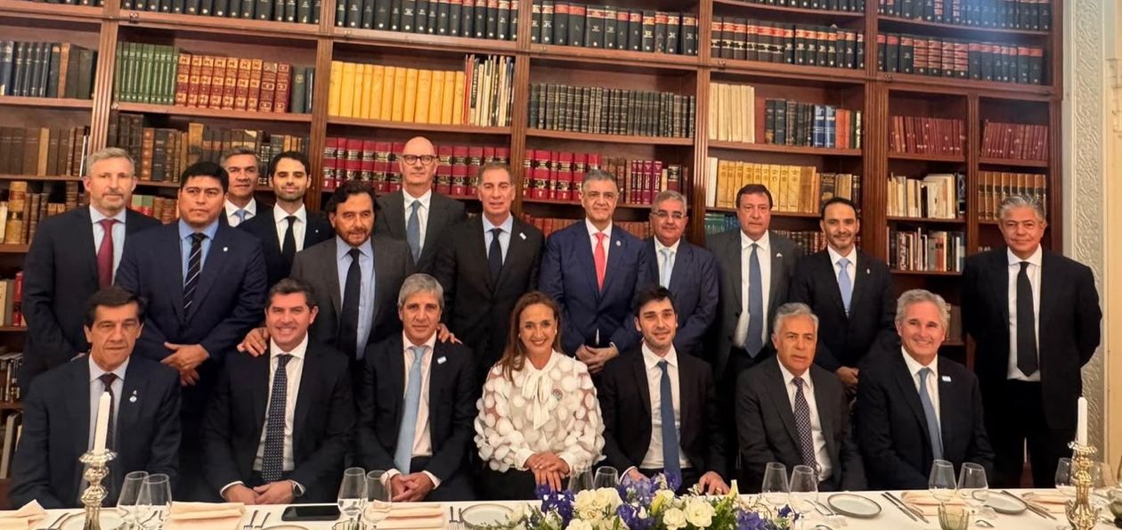 Gobernadores y funcionarios participaron del coctel en la embajada argentina en París. 