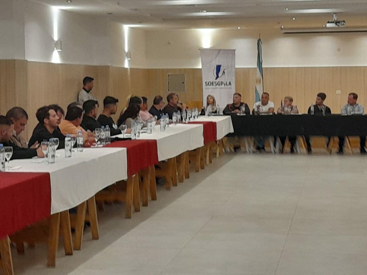 El sindicalismo reunido, previo al cierre de listas, cuando buscaban conformar un bloque compacto para negociar lugares pero no dieron los tiempos.