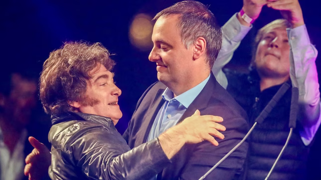 Javier Milei se abraza a Manuel Adorni, un salvavidas de plomo.