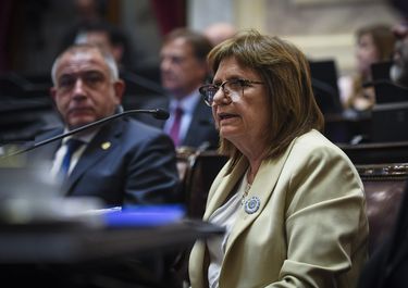 Patricia Bullrich durante el debate del Presupuesto que festejó el Gobierno. De fondo la mira Luis Juez.&nbsp; 