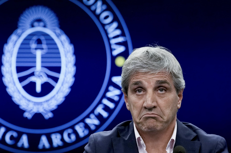 Toto Caputo, como perro que volteó la olla. Toto Caputo, como perro que volteó la olla.