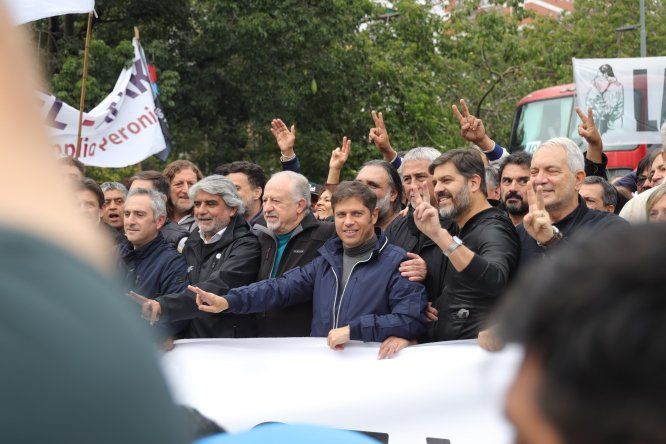 Axel Kicillof y su equipo de gobierno en la marcha de la CGT. Foto: Pilar Camacho.