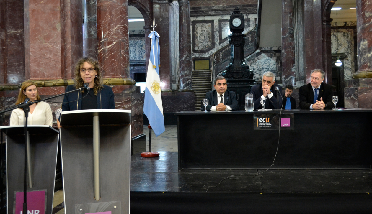 Cintia Pinillos, la decana que suena para suceder a Franco Bartolacci en la Universidad Nacional de Rosario.