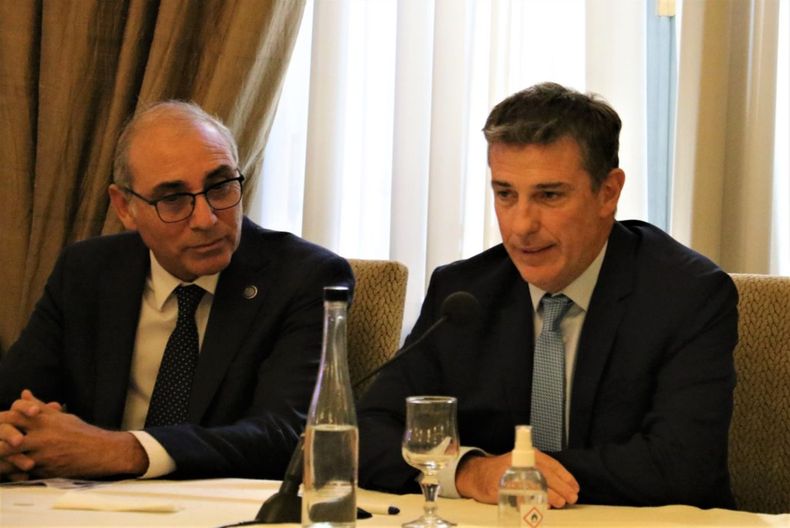 El nuevo presidente de la Bolsa de Comercio de Rosario, Pablo Bortolato. A su lado su antecesor, Miguel Simioni.