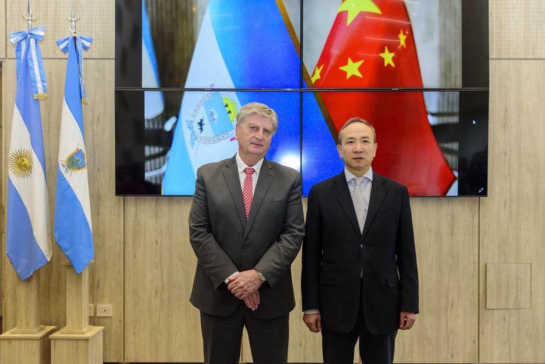 El gobernador de La Pampa Sergio Ziliotto recibió al embajador chino Wang Wei, quien desembarcó con representantes de poderosas empresas de su país.