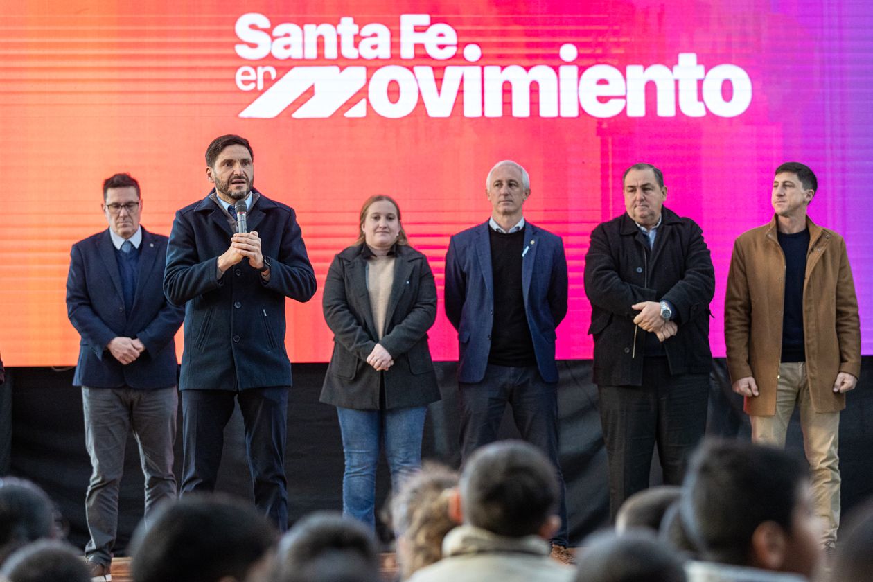 Maximiliano Pullaro junto al senador Garibaldi, el intendente de Santa Fe Juan Pablo Poletti, entre otros funcionarios.