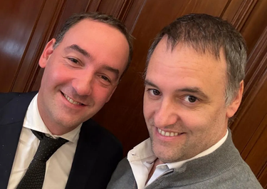 Los hermanos Macana: Francisco Adorni y Manuel Adorni se turnan para disparar malas noticias contra el gobierno de Javier Milei.
