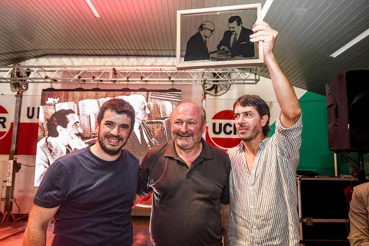 Leonel Chiarella, el senador Daniel Kroneberger y Martín Berhongaray, en el acto de la UCR de La Pampa. FOTO: www.radiokermes.com