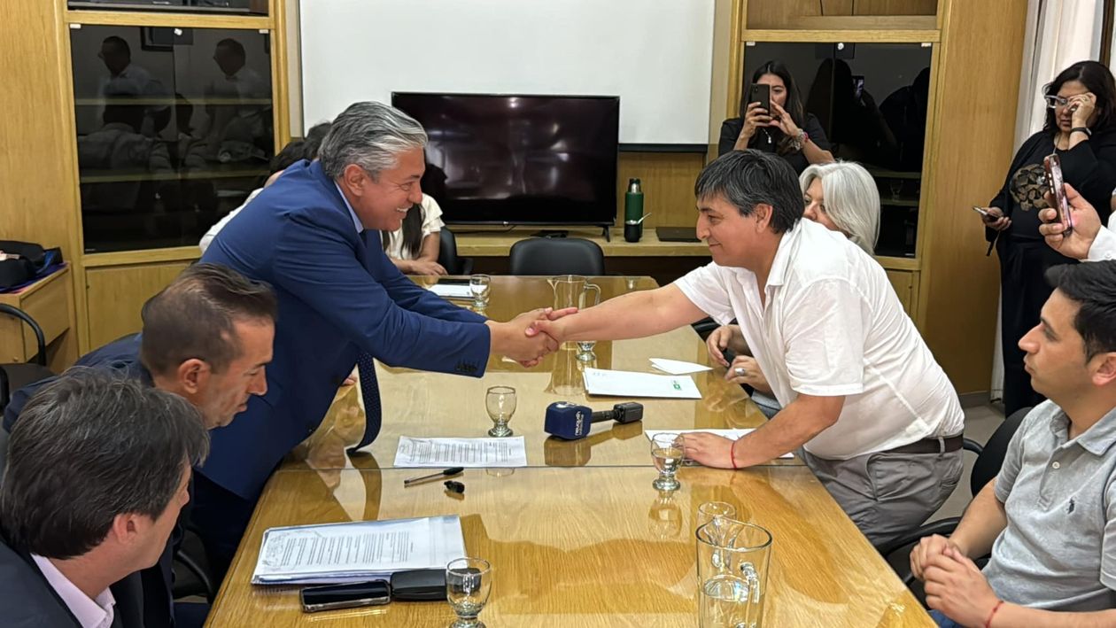 Rolando Figueroa y Carlos Quintirqueo, titular de ATE en Neuquén.&nbsp;