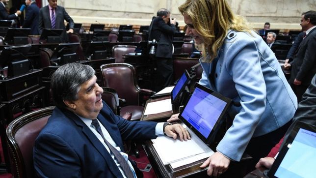 la otra transversalidad: el whatsapp celeste que opera en el senado